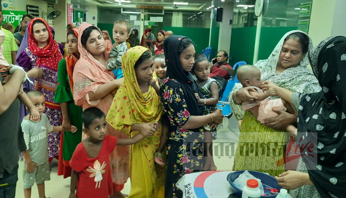 ৫ বছর বয়সী শিশুসন্তানকে ভিটামিন ‘এ’ ক্যাপসুল খাওয়াচ্ছেন অভিভাবকরা