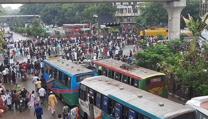 পুলিশের লাঠিচার্জে আন্দোলনকারীরা ছত্রভঙ্গ