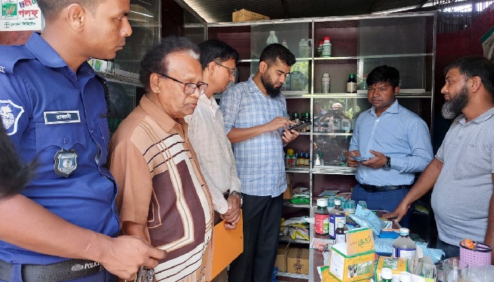 গুরুদাসপুরে দুই দোকান মালিকের অর্ধ লক্ষাধিক টাকা জরিমানা