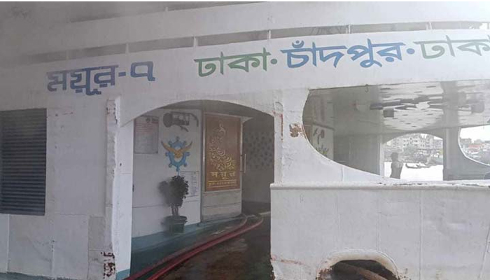 সদরঘাটে লঞ্চে ভয়াবহ আগুন