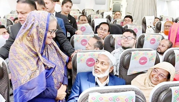 প্রধানমন্ত্রীকে কাছে পেয়ে অভিভূত বিমান যাত্রীরা