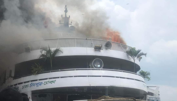 সদরঘাটে লঞ্চে ভয়াবহ আগুন