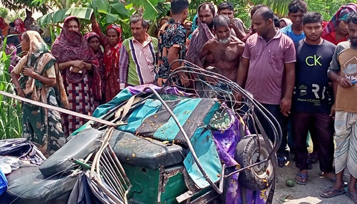 ট্রাকের ধাক্কায় অটোরিকশার চালকসহ নিহত ৪