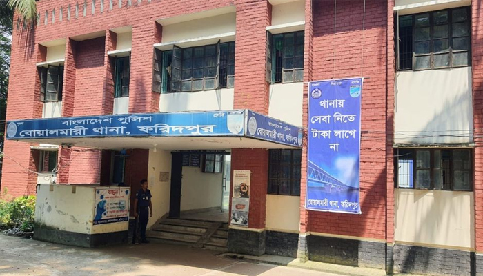 দুই শিশুকে পায়ে শিকল বেঁধে গরম চাতালে শুইয়ে নির্যাতন