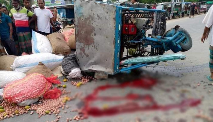 আত্রাইয়ে সড়ক দুর্ঘটনায় ভটভটি চালকের মত্যু, আহত-৪