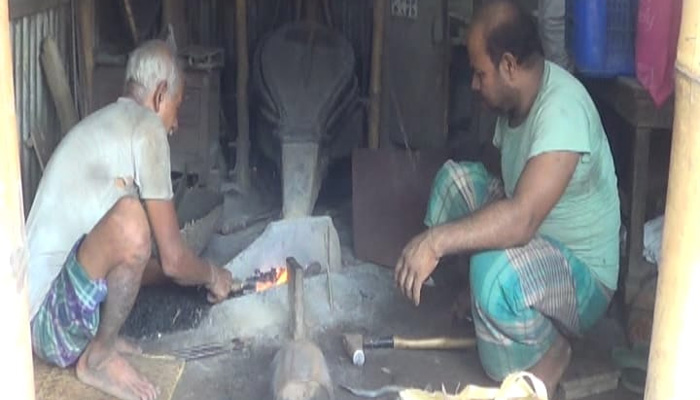 ব্যস্ততা বেড়েছে ব্রাহ্মণবাড়িয়ায় কামারপল্লীতে
