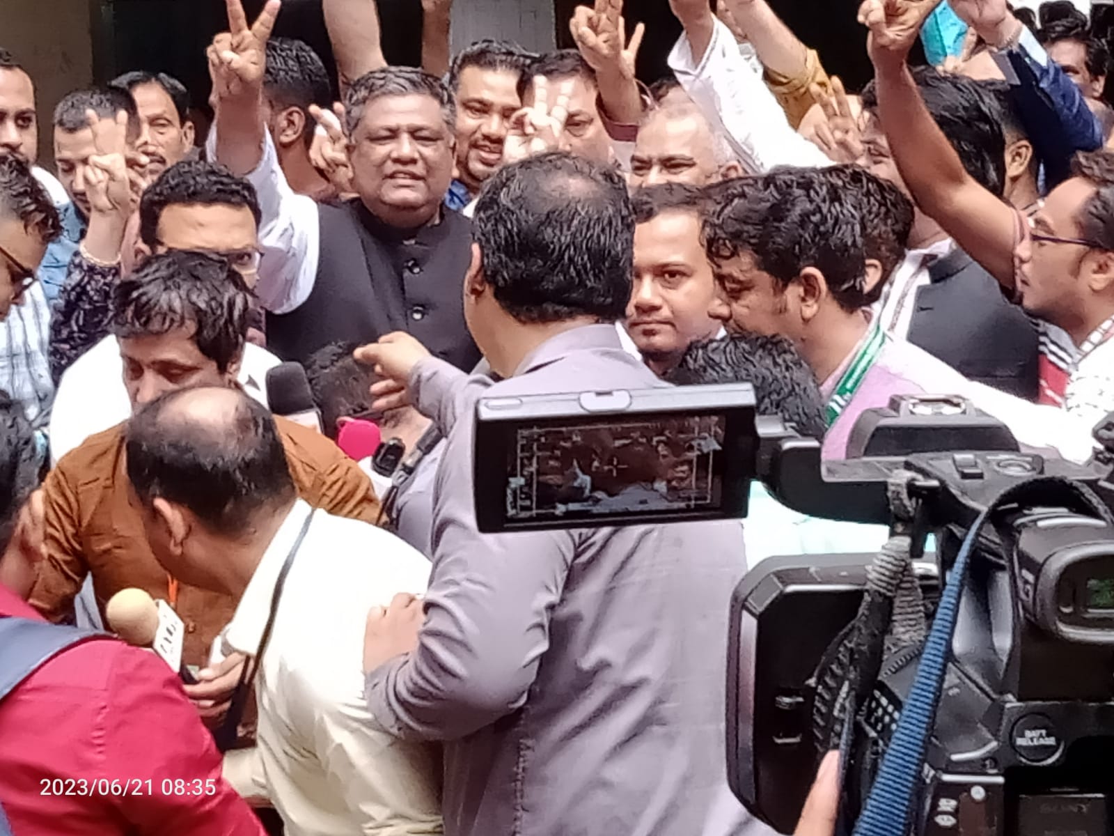 ভোট দিলেন নৌকাপ্রার্থী আনোয়ারুজ্জামান চৌধুরী