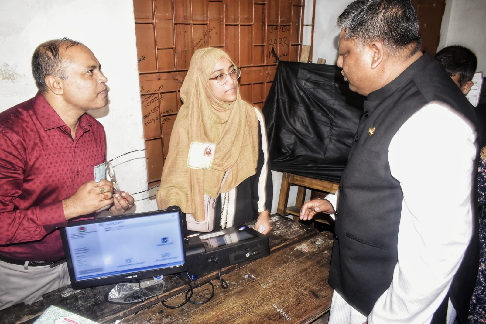 ভোট দিলেন নৌকাপ্রার্থী আনোয়ারুজ্জামান চৌধুরী