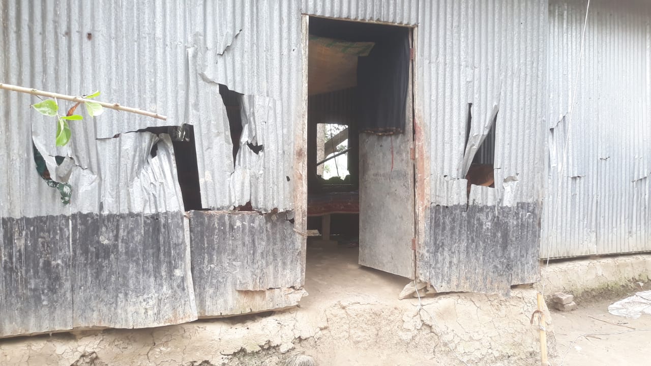 পূর্বশত্রুতার জে‌রে হামলা-ভাঙচুর-লুটপাট, আহত ১৫