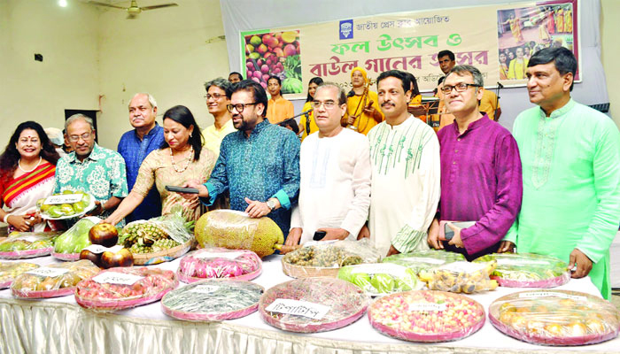 ফল উৎসব আর বাউল গানে মুখর জাতীয় প্রেস ক্লাব