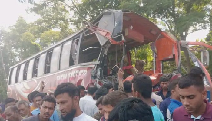 চকরিয়ায় চলন্ত ট্রাকে বাসের ধাক্কা, নিহত ২