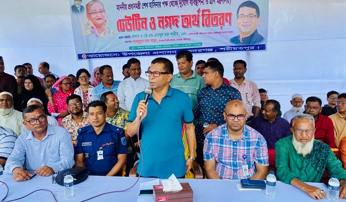 শেখ হাসিনা মানুষের মুখে হাসি ফোটান, খালেদা জিয়া এতিমের টাকা মেরে খান