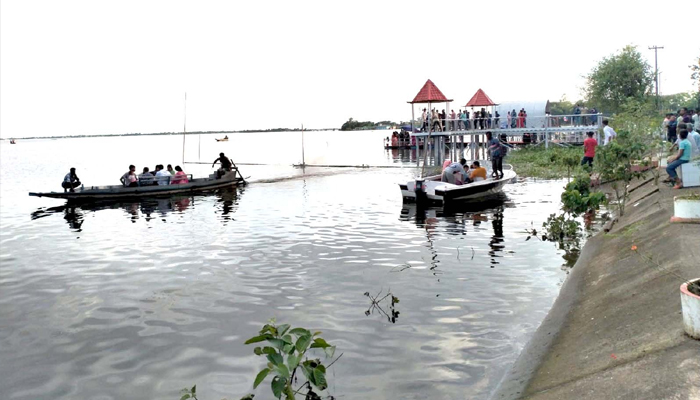 পযর্টকদের পদচারণায় বিশ্বম্ভরপুর হাওর বিলাস মুখরিত