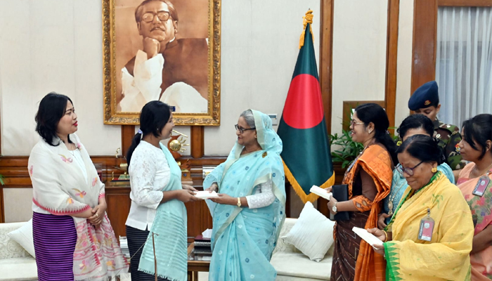 প্রধানমন্ত্রীর সঙ্গে সাক্ষাত কলাগাছের আঁশ থেকে শাড়ি প্রস্তুতকারী দলের