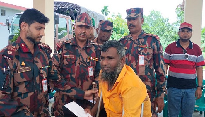 আলীকদমে বিজিবির উদ্যোগে প্রতিবন্ধীদের মাঝে সহায়তা সামগ্রী বিতরণ