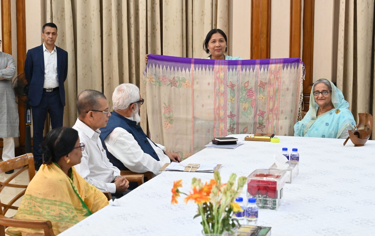 প্রধানমন্ত্রীর সঙ্গে সাক্ষাত কলাগাছের আঁশ থেকে শাড়ি প্রস্তুতকারী দলের