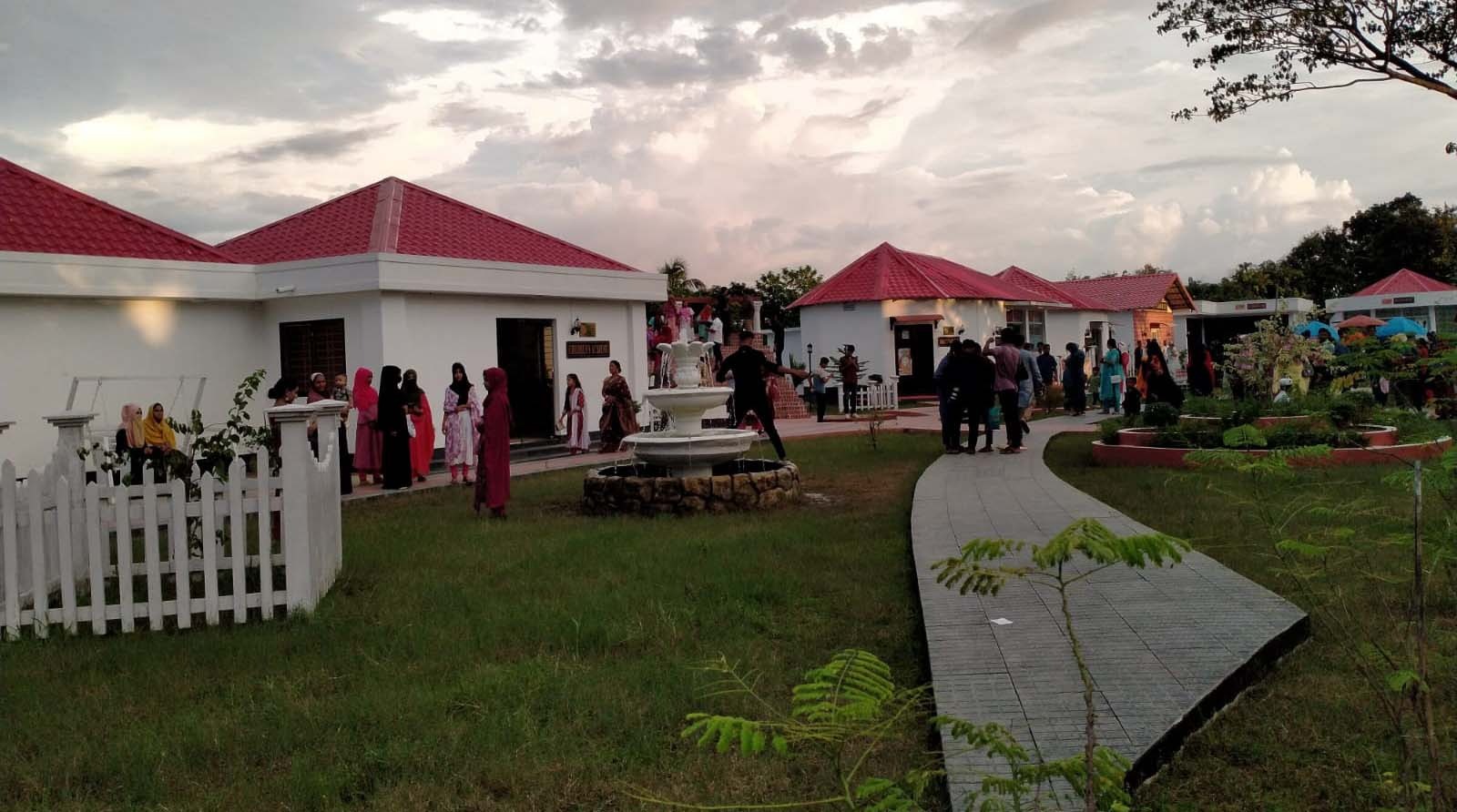 পযর্টকদের পদচারণায় বিশ্বম্ভরপুর হাওর বিলাস মুখরিত