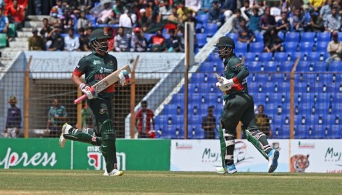 ৩ উইকেট হারিয়ে চাপে টাইগাররা, বৃষ্টিতে খেলা বন্ধ