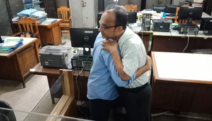অফিস খুললেও কাটেনি ছুটির আমেজ