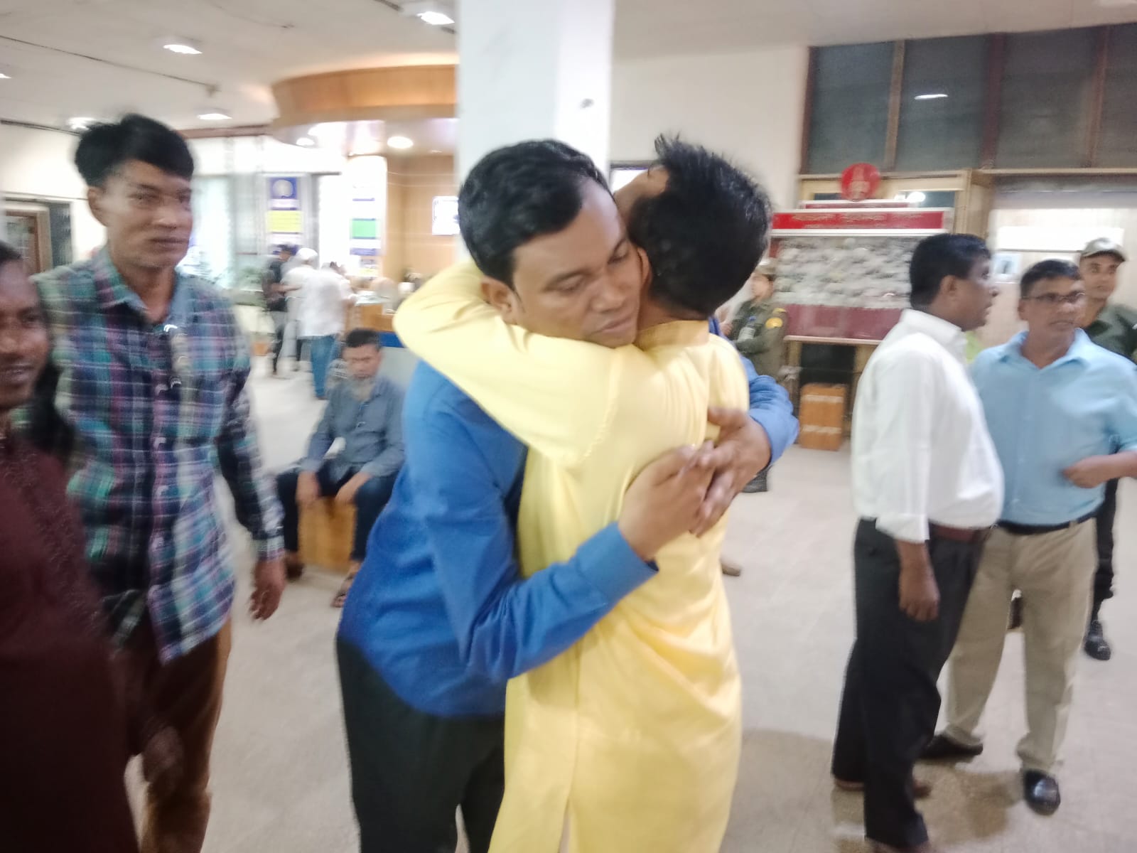 অফিস খুললেও কাটেনি ছুটির আমেজ