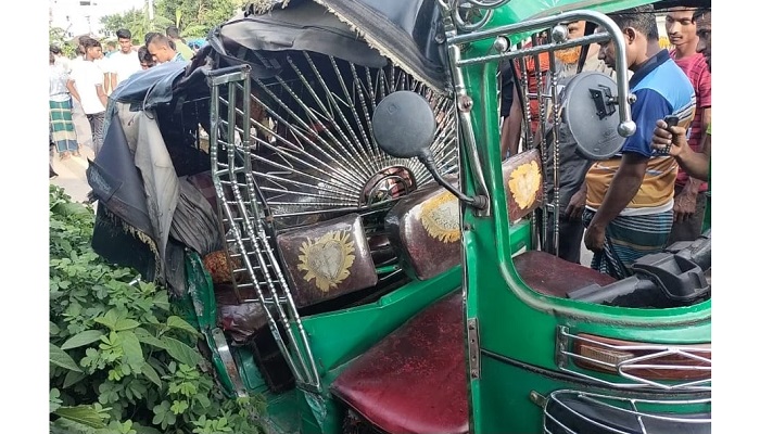 নেত্রকোণায় বাস-সিএনজি সংঘর্ষে পিতা-পুত্র নিহত