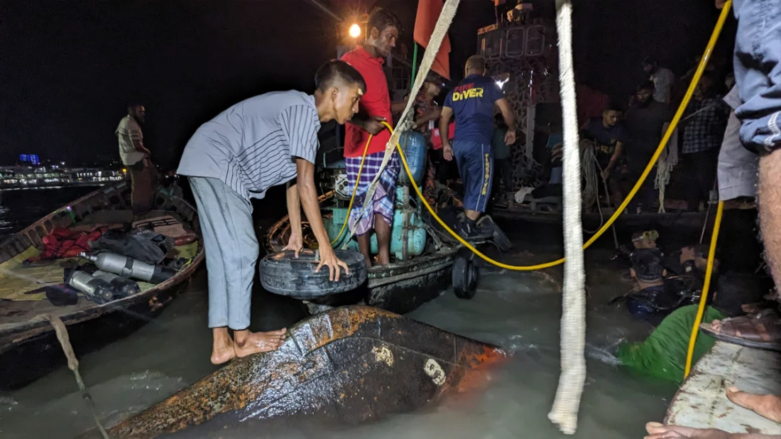বুড়িগঙ্গায় ওয়াটার বাসডুবি, ৩ জনের মরদেহ উদ্ধার, নিখোঁজ ৩৫