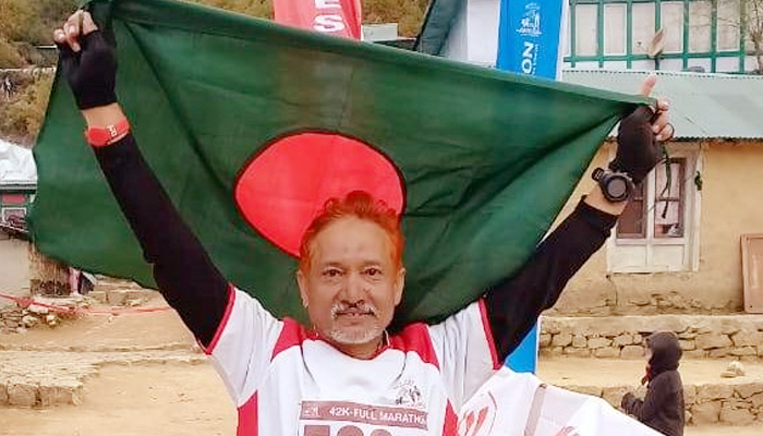 এভারেস্ট জয় করলেন বরিশালের মনির