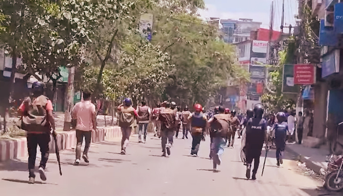 বগুড়ায় পুলিশের সঙ্গে সংঘর্ষ: বিএনপির ৭ নেতাকর্মী গুলিবিদ্ধ