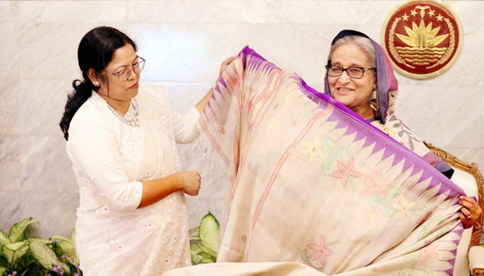 কলাগাছের তন্তু থেকে তৈরি শাড়ি উপহার প্রধানমন্ত্রীকে