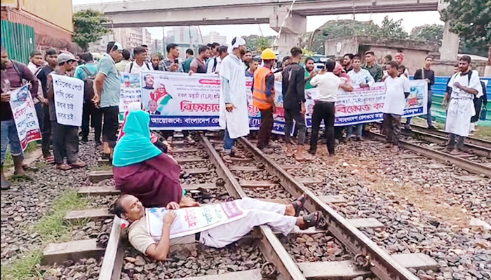 শ্রমিকদের রেললাইন অবরোধ, ট্রেন চলাচল বন্ধ