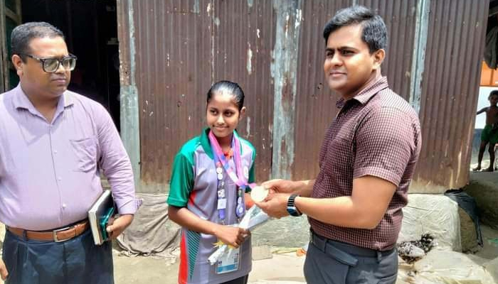 নান্দাইলের স্বর্ণ জয়ী স্বর্ণাকে সংবর্ধনা জানালেন ইউএনও