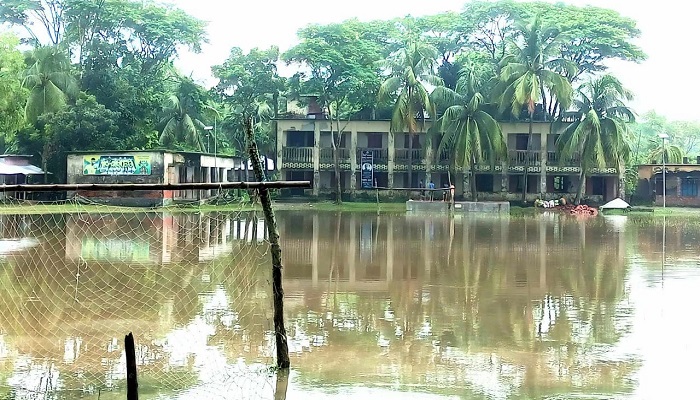 স্কুল মাঠ জলাবদ্ধ হয়ে সমুদ্রে পরিণত!