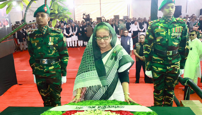 ২১ আগস্ট নিহতদের স্মরণে প্রধানমন্ত্রীর শ্রদ্ধা