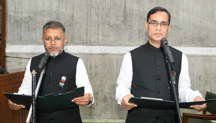 শপথ নিলেন সাজ্জাদুল হাসান ও মহিউদ্দিন বাচ্চু