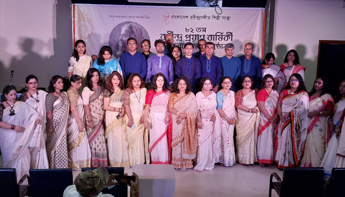 শ্রাবণের আমন্ত্রণে মুগ্ধতা ছড়ালেন রবীন্দ্রপ্রেমীরা