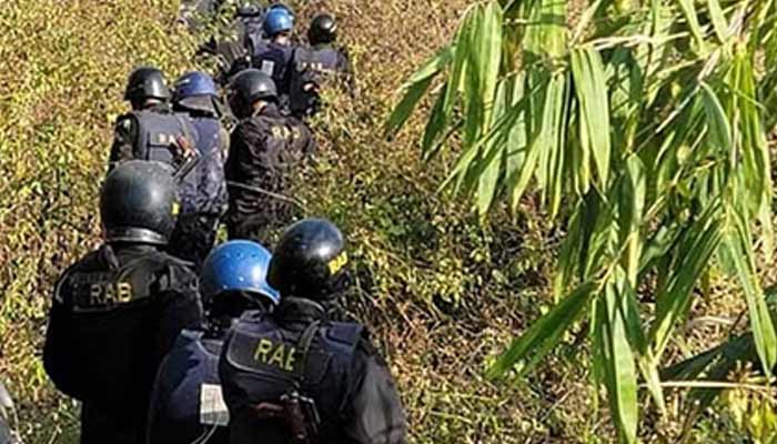 দুর্গম পাহাড়ে অস্ত্র তৈরির কারখানায় অভিযানে র‌্যাব