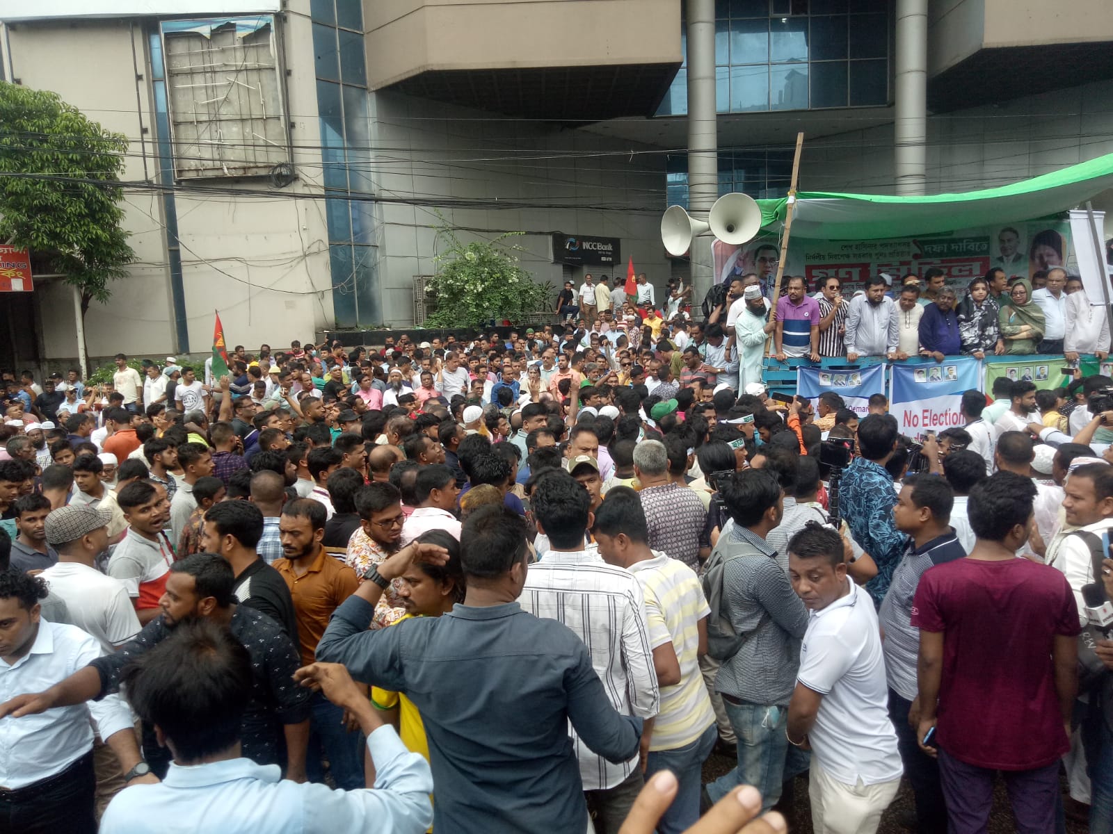 নির্দলীয় সরকার ছাড়া নির্বাচন হবে না