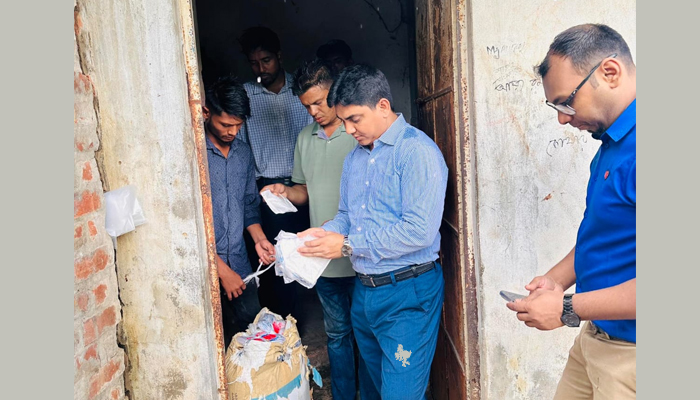 চট্টগ্রামের চাকতাইয়ে ২৫০০ কেজি পলিথিন জব্দ, ২ টি গোডাউন সিলগালা