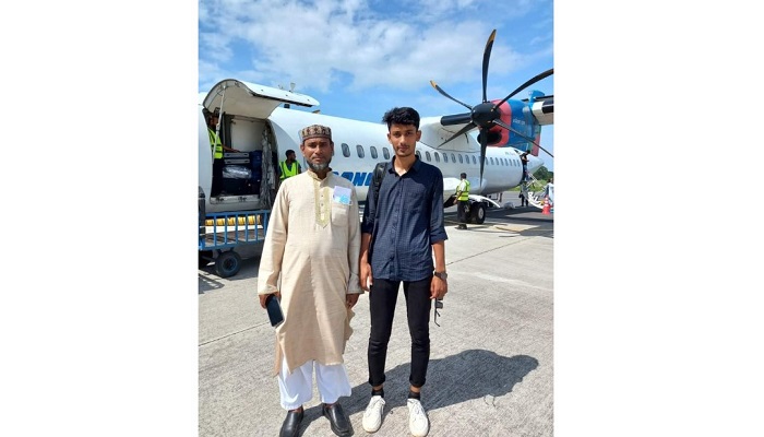বিদ্যালয়ের সভাপতির নিজস্ব অর্থায়নে বিমানে চড়লেন মেধাবী শিক্ষার্থী