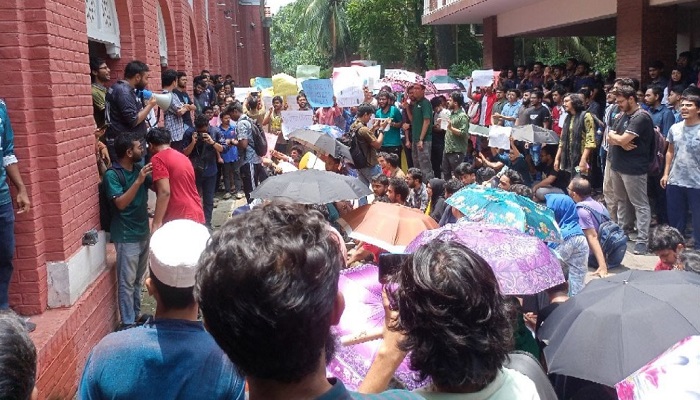 উত্তাল বুয়েট, ক্লাস বর্জন করে শিক্ষার্থীদের বিক্ষোভ