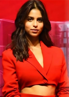 রাস্তার মধ্যে দাঁড়িয়ে নাচছেন শাহরুখকন্যা!