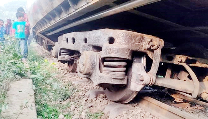 ৬ ঘণ্টা পর খুলনার সঙ্গে রেল যোগাযোগ স্বাভাবিক