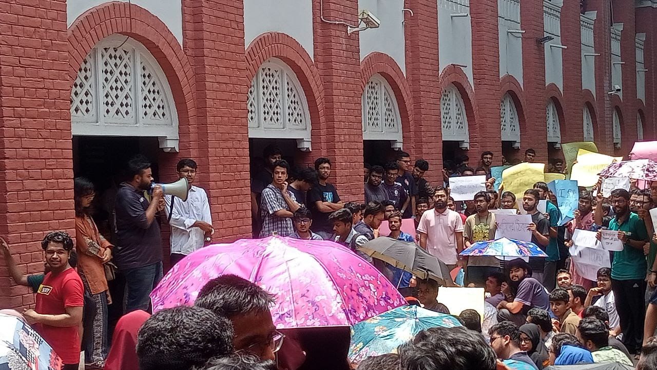 উত্তাল বুয়েট, ক্লাস বর্জন করে শিক্ষার্থীদের বিক্ষোভ