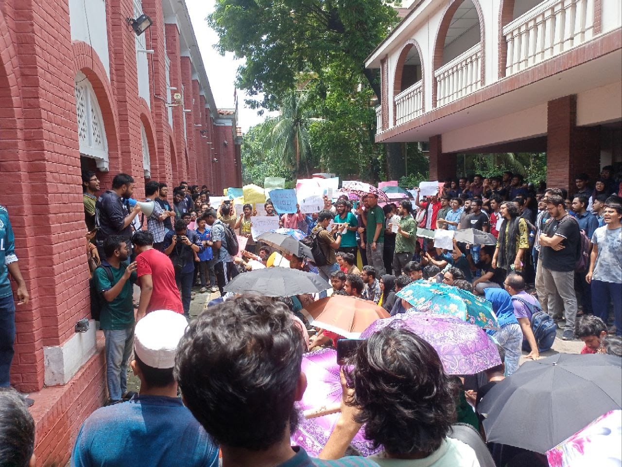 উত্তাল বুয়েট, ক্লাস বর্জন করে শিক্ষার্থীদের বিক্ষোভ