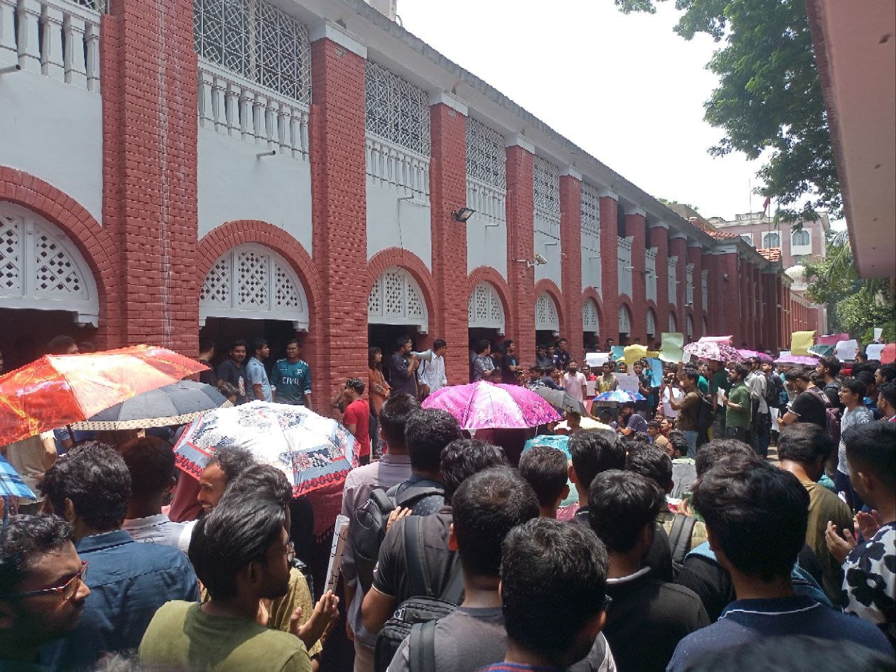 উত্তাল বুয়েট, ক্লাস বর্জন করে শিক্ষার্থীদের বিক্ষোভ