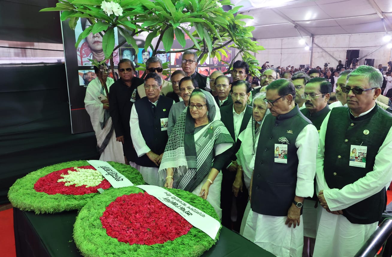 ২১ আগস্ট নিহতদের স্মরণে প্রধানমন্ত্রীর শ্রদ্ধা
