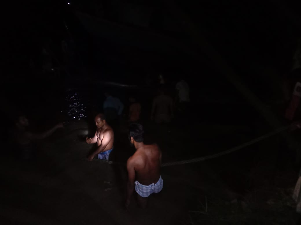 বাল্কহেডের ধাক্কায় পিকনিকের ট্রলারডুবি