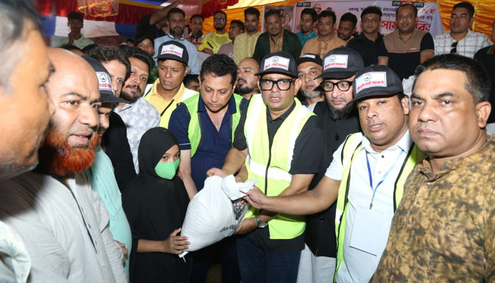 সাতকানিয়া-লোহাগড়ায় স্বেচ্ছাসেবক লীগের ত্রাণ পেল ২ হাজার পরিবার