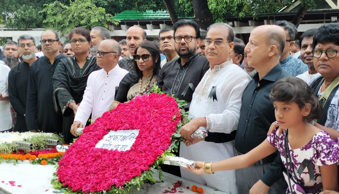 বঙ্গবন্ধুর সমাধিতে জাতীয় প্রেসক্লাবের শ্রদ্ধা