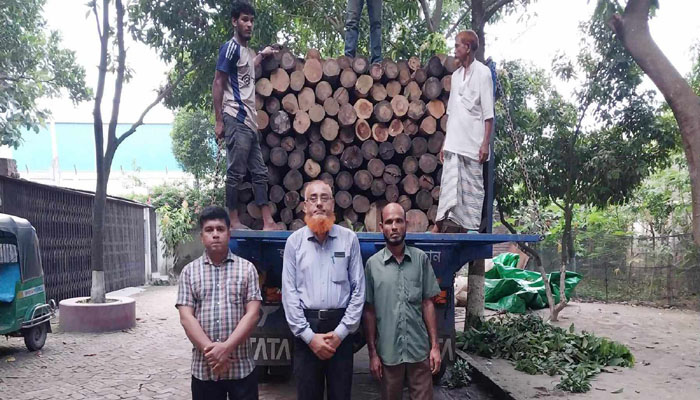 সোনারগাঁওয়ে চোরাই সেগুন কাঠসহ ট্রাক আটক